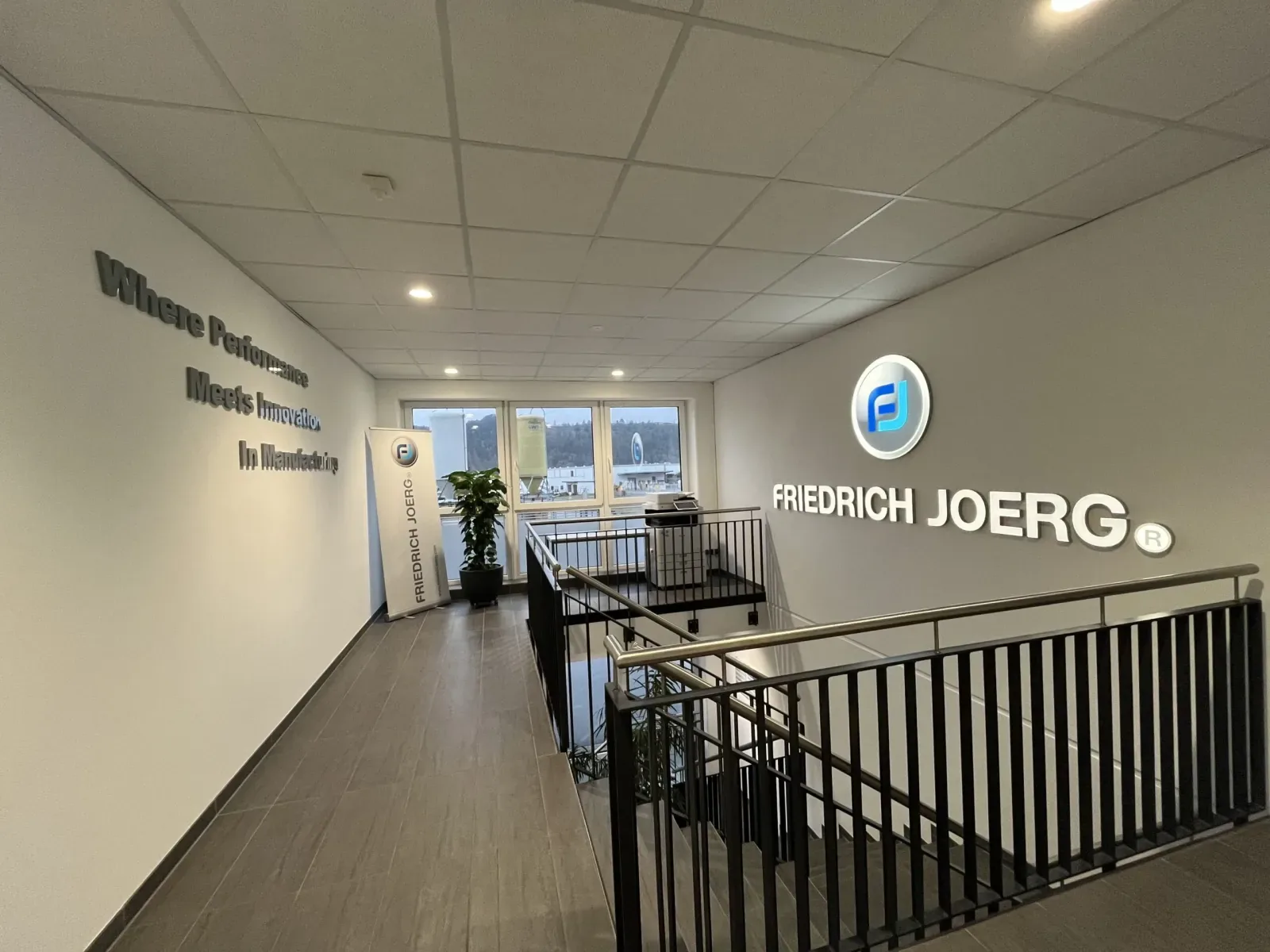 Neue LED-Beleuchtung und Logos im Innenbereich bei Friedrich Joerg