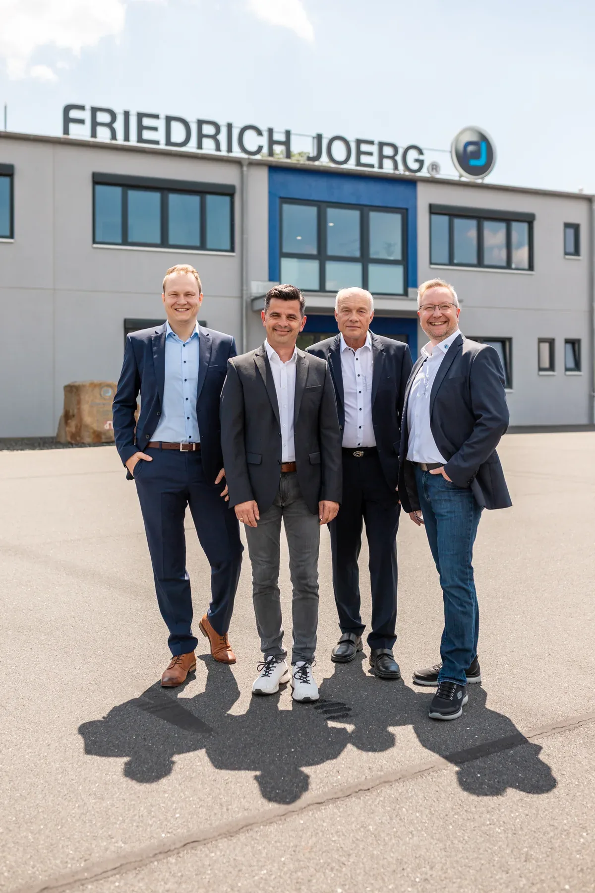Team von Friedrich Joerg vor dem Firmensitz in Marktrodach