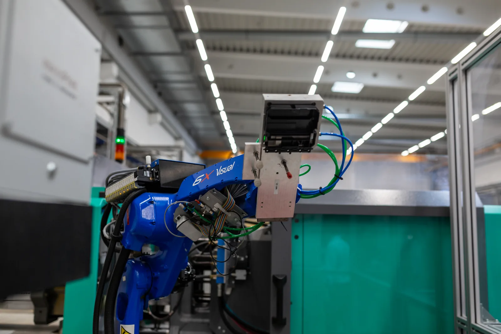 Roboter an einer automatisierten Fertigungszelle bei Friedrich Joerg