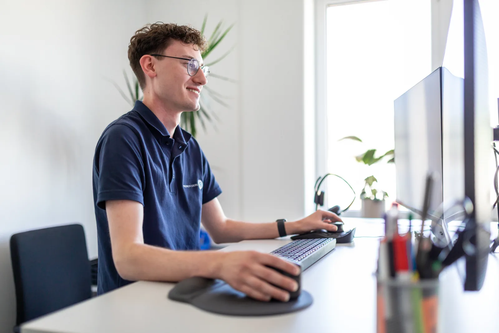 Junger Konstrukteur am 3D-CAD-Arbeitsplatz bei Friedrich Joerg