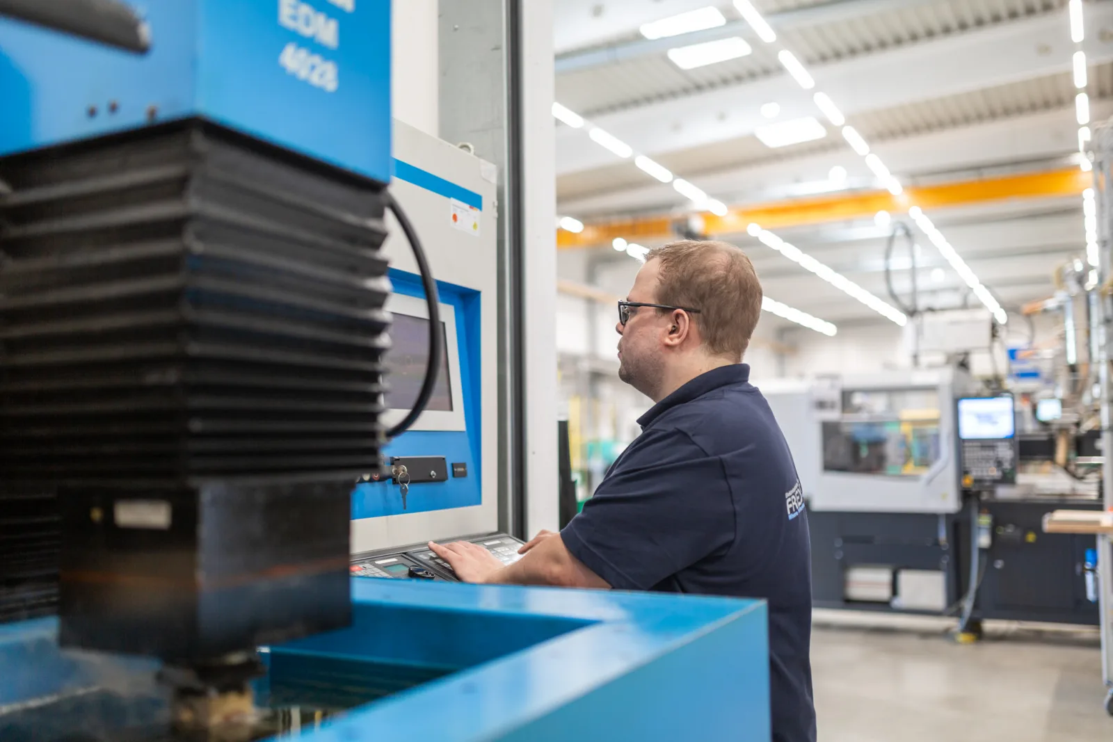 Arbeit an einer Erodiermaschine im Werkzeugbau von Friedrich Joerg