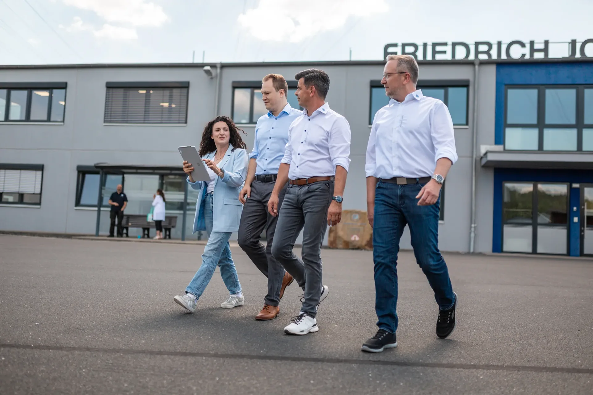 FJ-Team vor dem Standort in Marktrodach