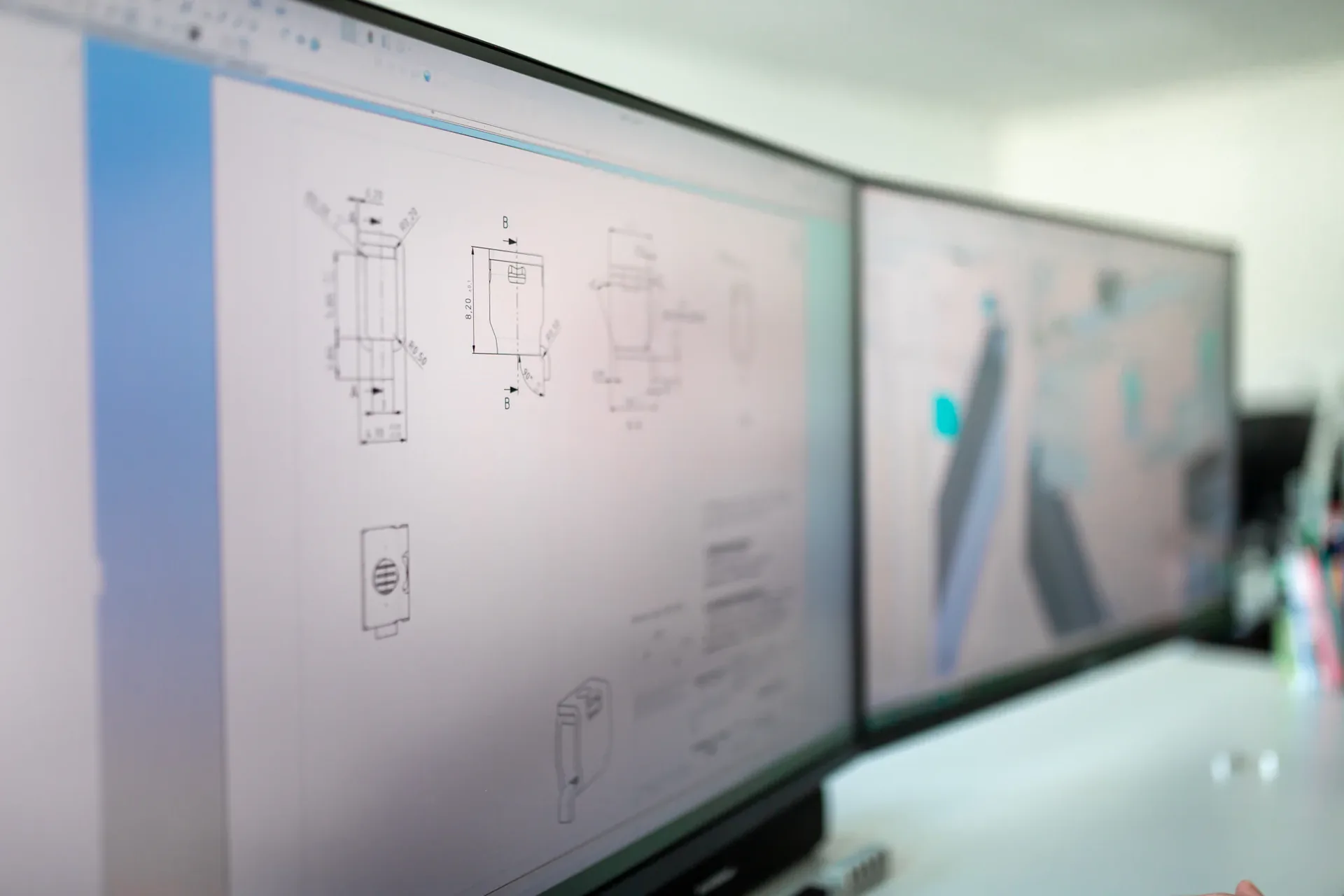 Technische Bauteilzeichnungen an einem CAD-Arbeitsplatz bei Friedrich Joerg